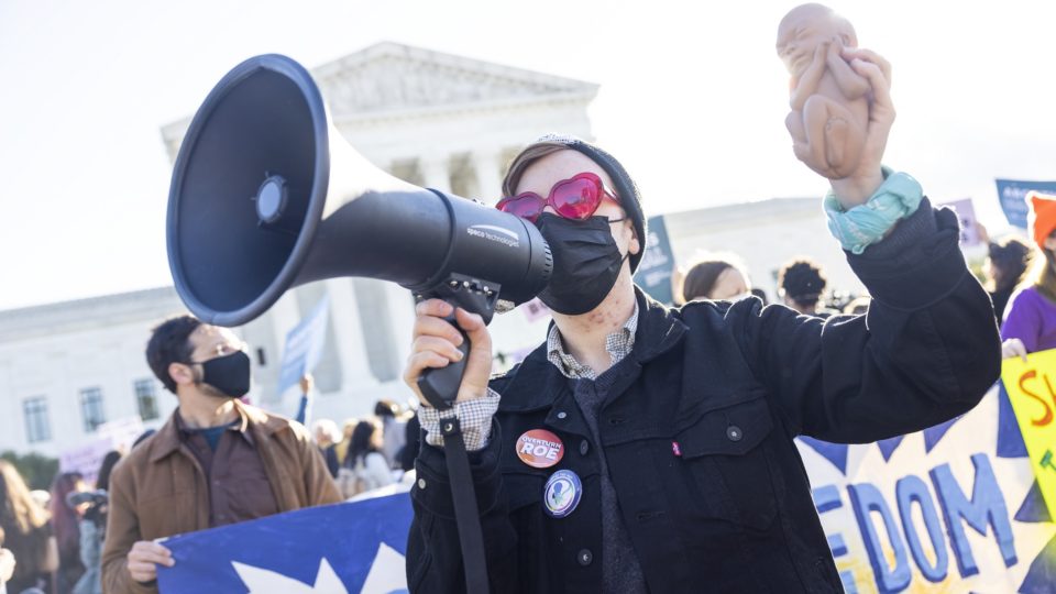 Estado do Oklahoma aprova proibição quase total ao aborto Protesto pró-vida em frente à Suprema Corte dos Estados Unidos, em novembro